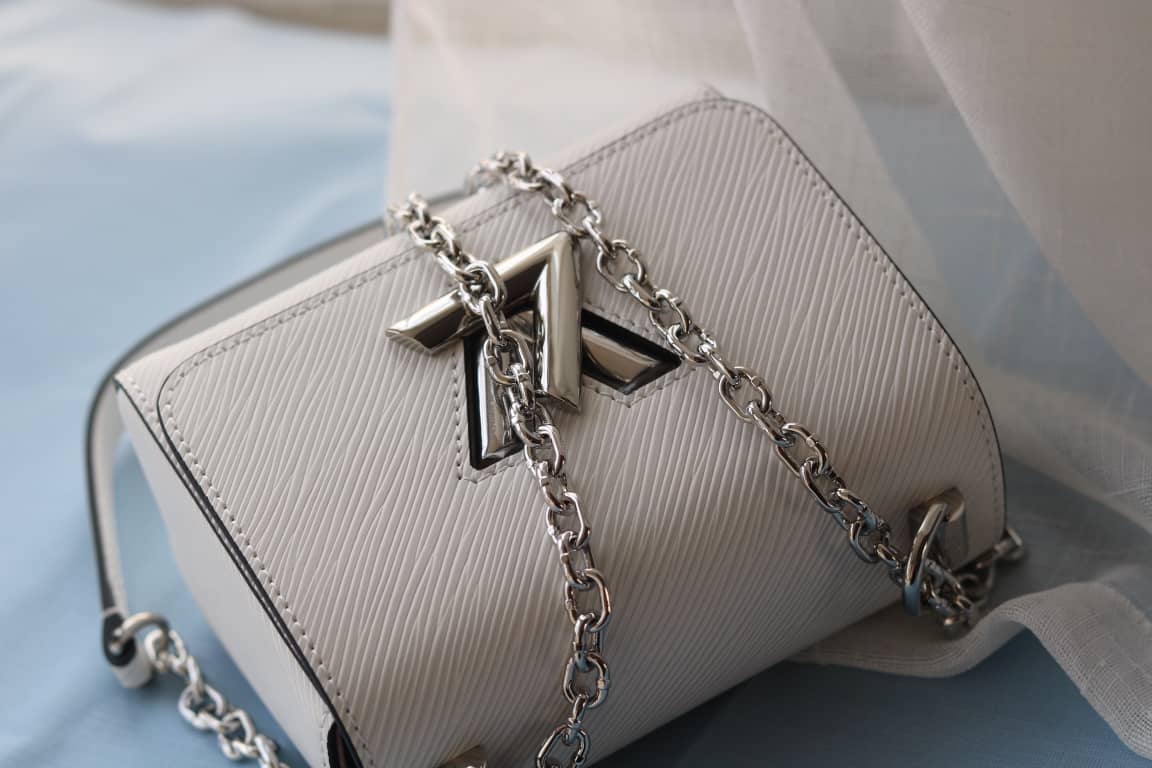 L0vis Vvtt0n Replica Twist MM Epi Leather Bag White