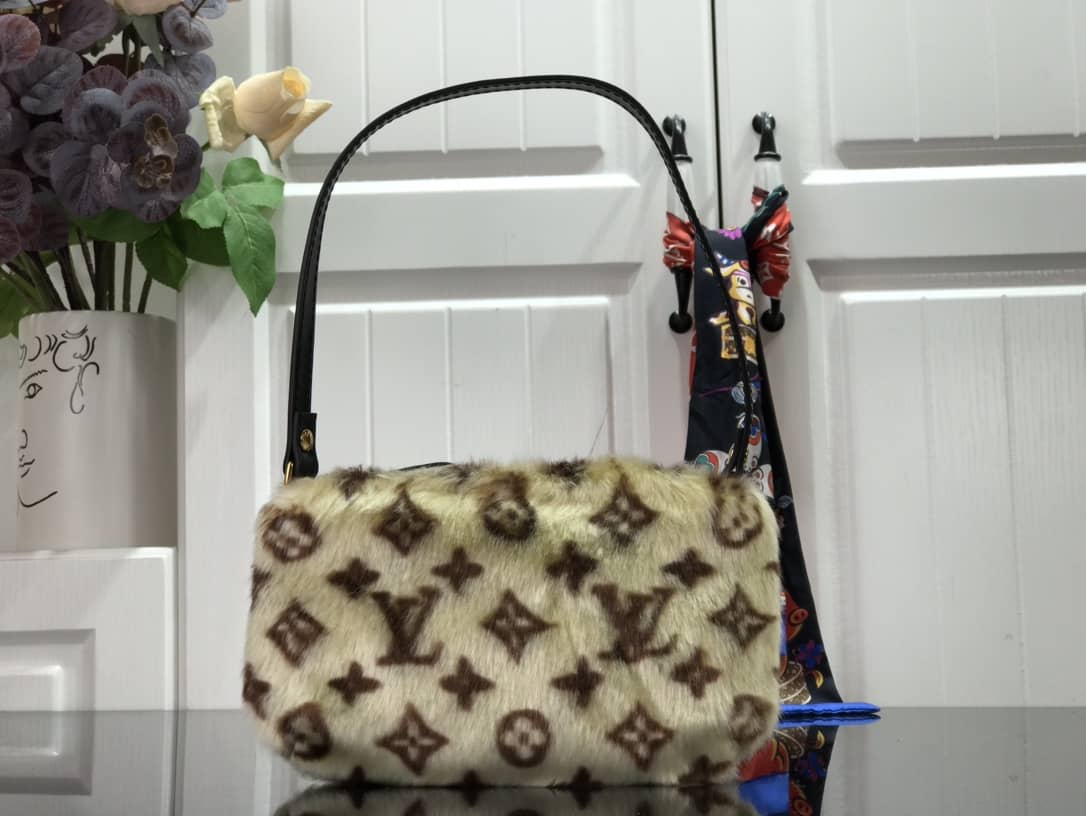 L0vis Vvtt0n Mink Monogram Vision Milla PM Pochette