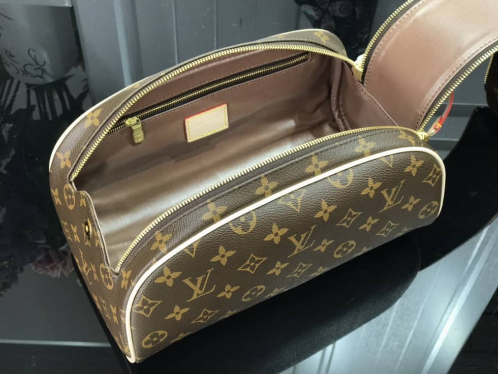 L0vis Vvtt0n King Size Toiletry Bag M47528 Replica