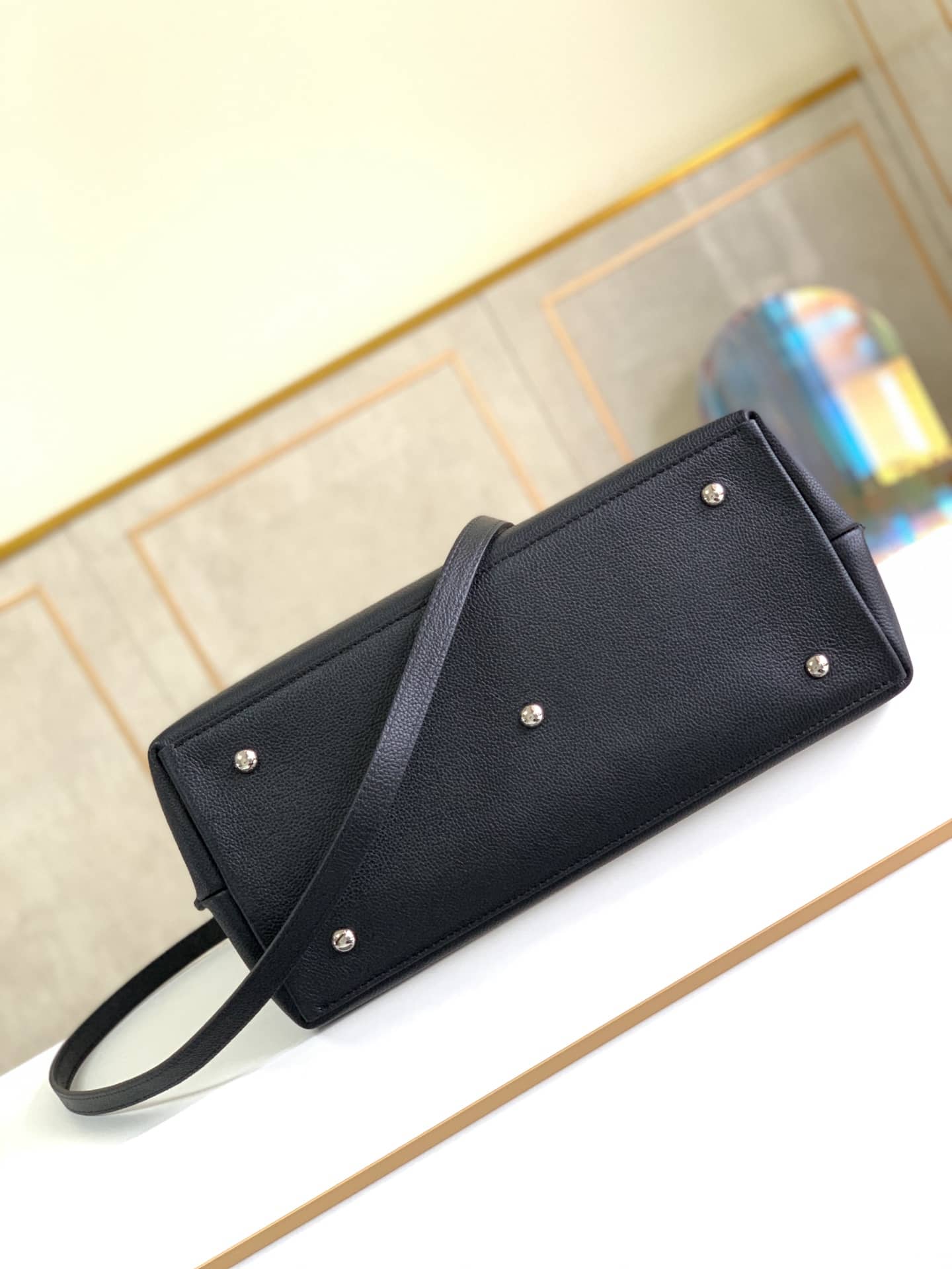L0vis Vvtt0n Lockme Day Tote Replica Black M53730