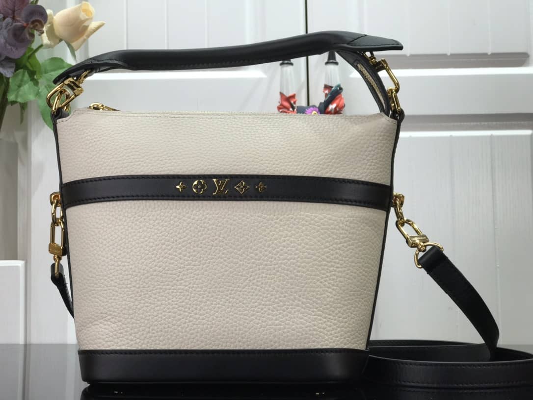 L0vis Vvtt0n Cruiser PM Calfskin Leather Replica Bag White M57934