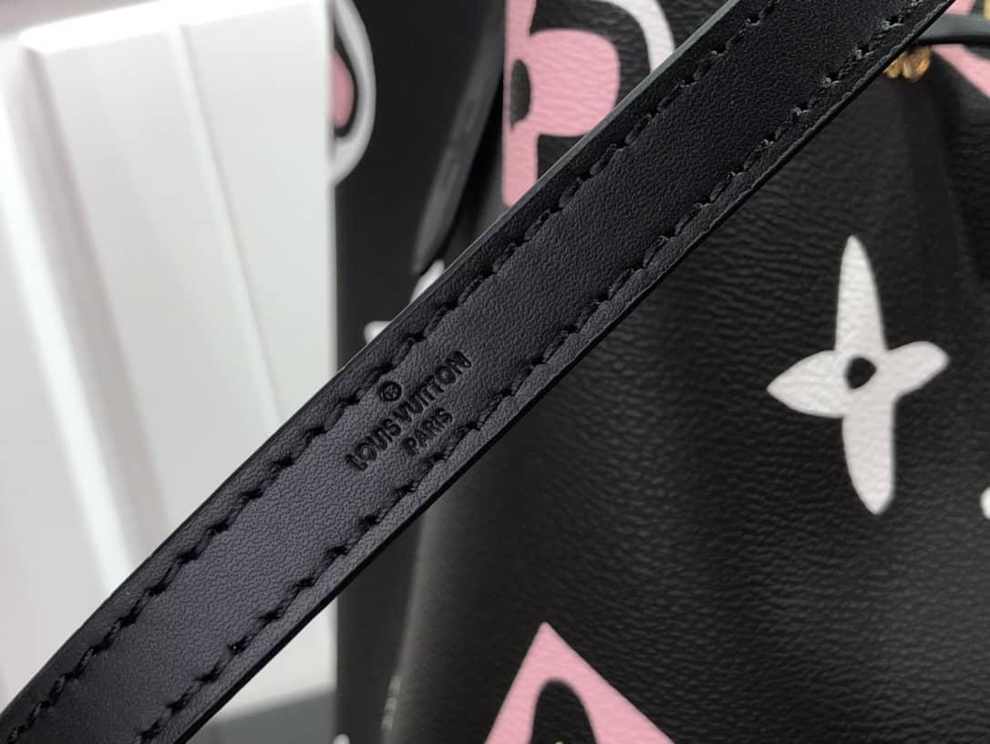L0vis Vvtt0n Neo Noe Monogram Giant PVC Canvas Replica Shoulder Bag M45821
