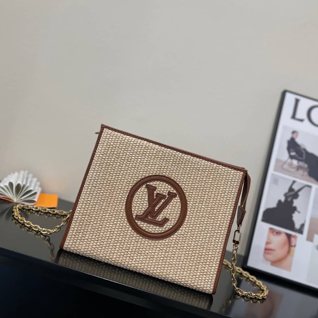 L0vis Vvtt0n Toiletry Pouch on Chain Circle Logo M81366 Replica