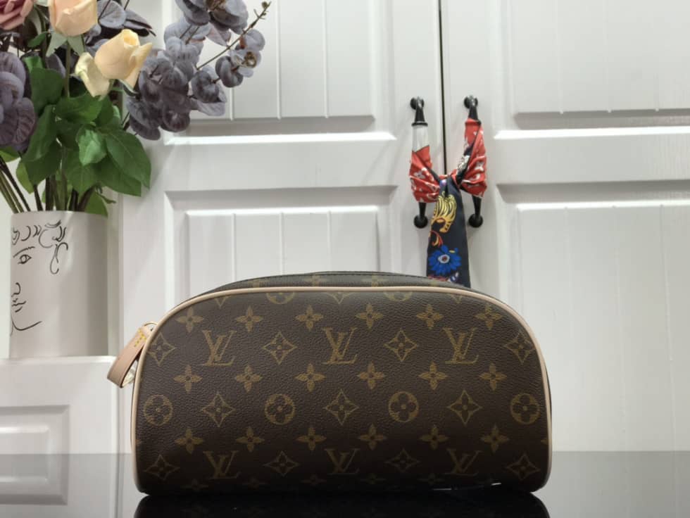 L0vis Vvtt0n King Size Toiletry Bag M47528 Replica