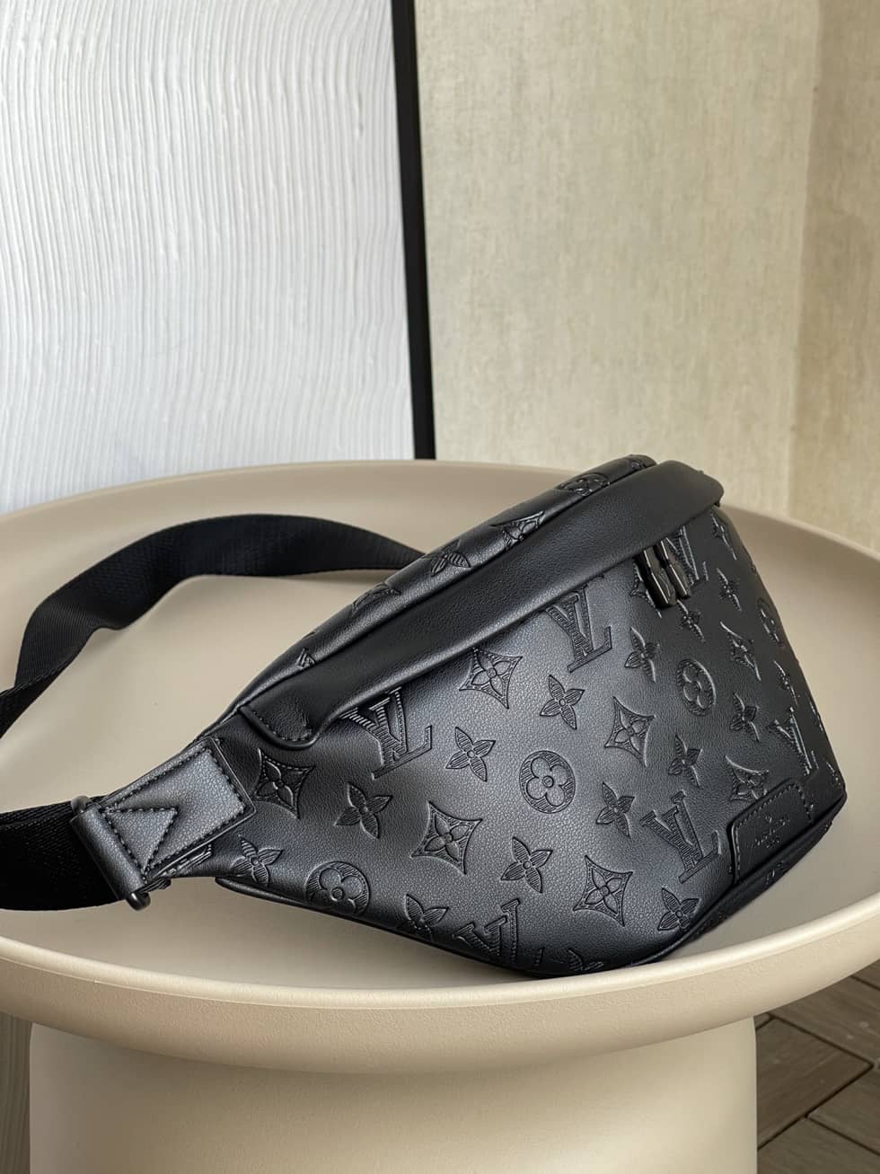 L0vis Vvtt0n Discovery Bumbag PM Monogram Shadow Black M46036 Replica Belt Bag