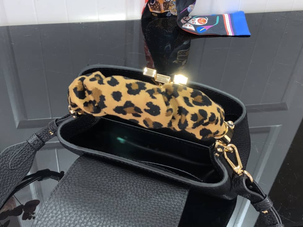 L0vis Vvtt0n Capucines Mini Black M58732 Replica Crossbody Bag