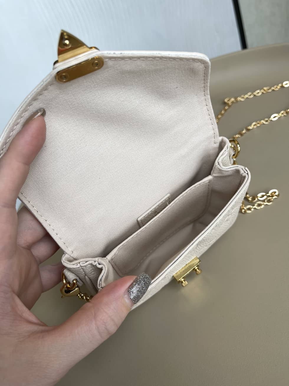 L0vis Vvtt0n Micro Métis Chain Mini Pouch M81390 Replica Shoulder Bag