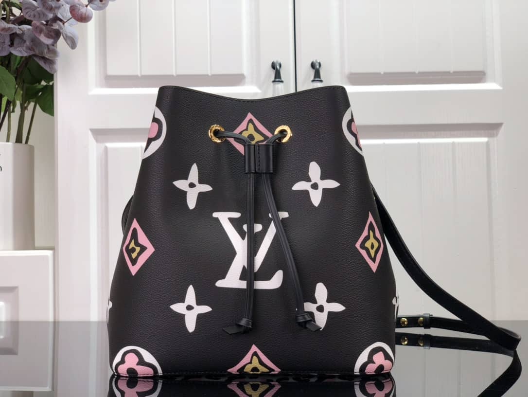 L0vis Vvtt0n Neo Noe Monogram Giant PVC Canvas Replica Shoulder Bag M45821