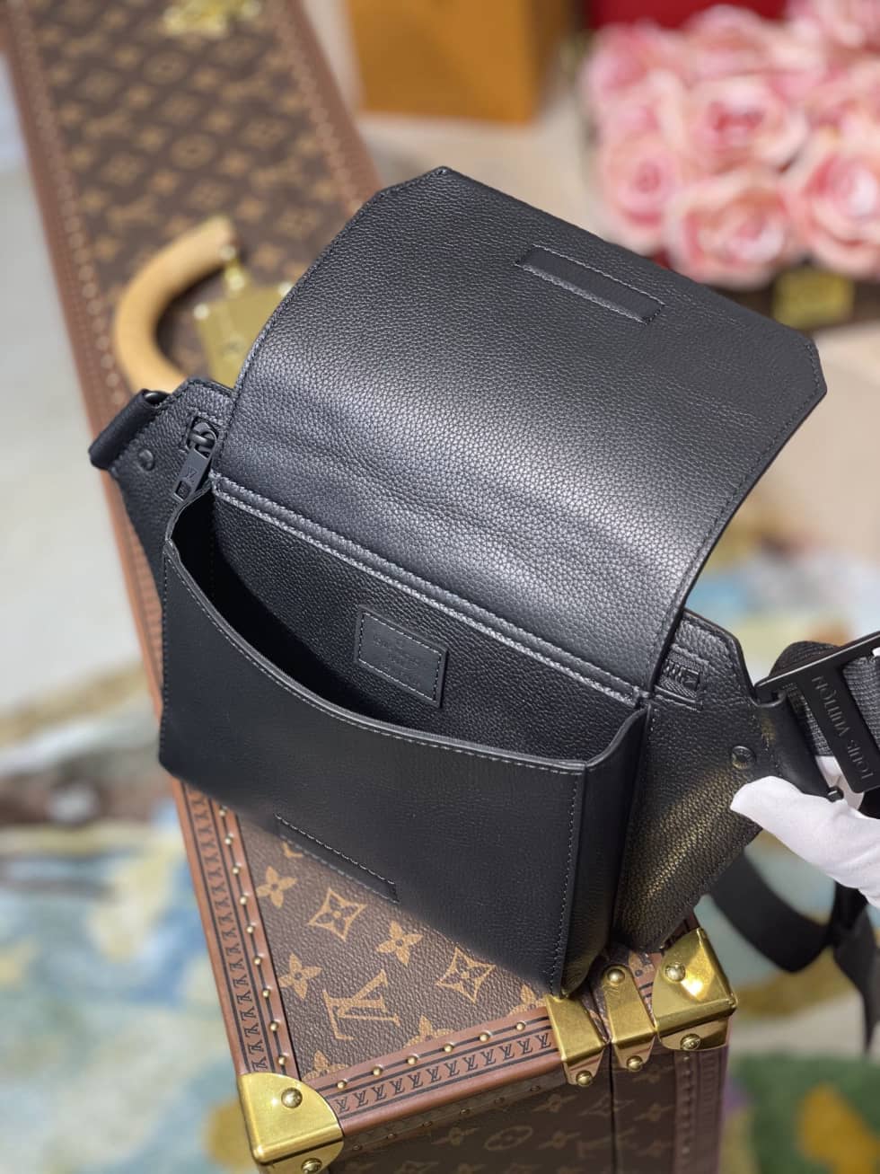 L0vis Vvtt0n Aerogram Slingbag M57081 Replica Shoulder Bag