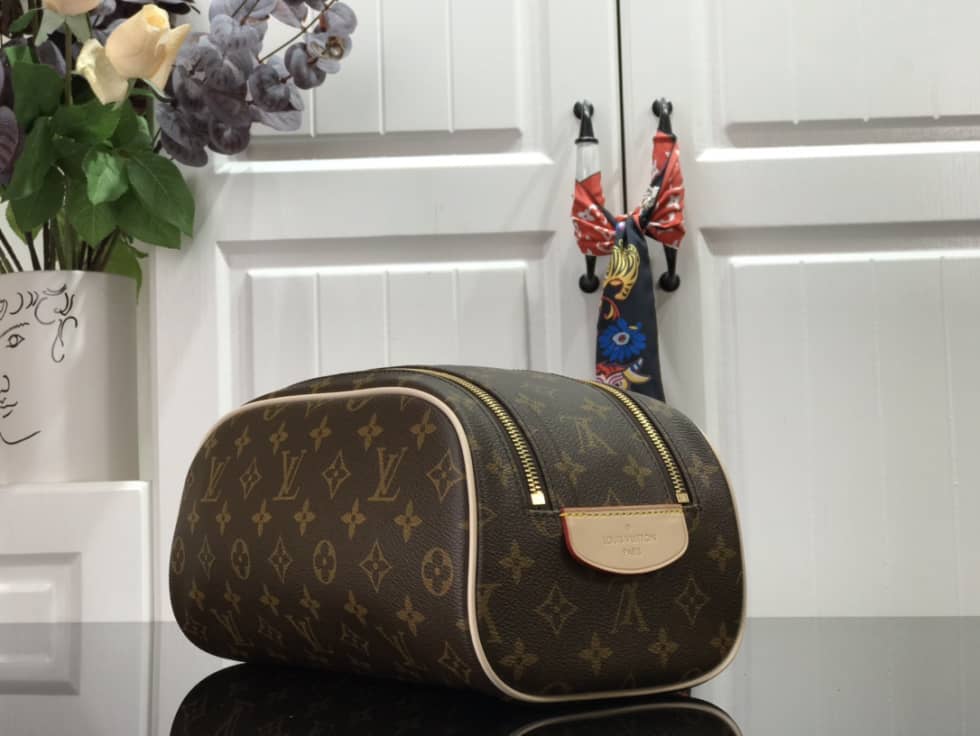 L0vis Vvtt0n King Size Toiletry Bag M47528 Replica
