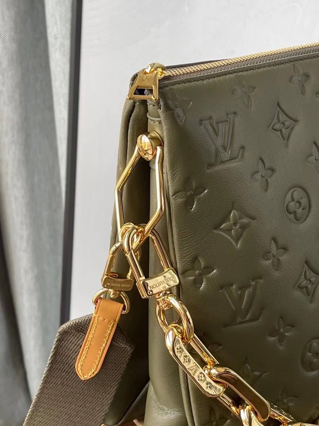 L0vis Vvtt0n Coussin MM Embossed M57782 Replica Shoulder Bag