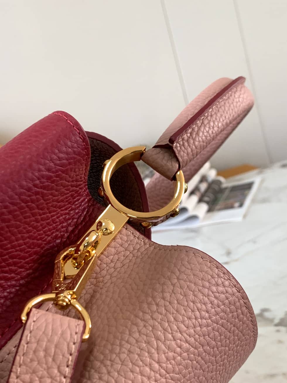 L0vis Vvtt0n Capucines MM Beige And Wine red M58610 Replica Crossbody Bag