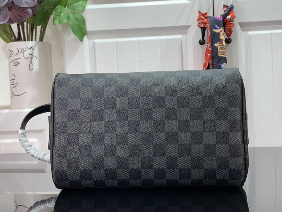 L0vis Vvtt0n Dopp Kit Toilet Pouch Monogram Canvas M44494 Replica