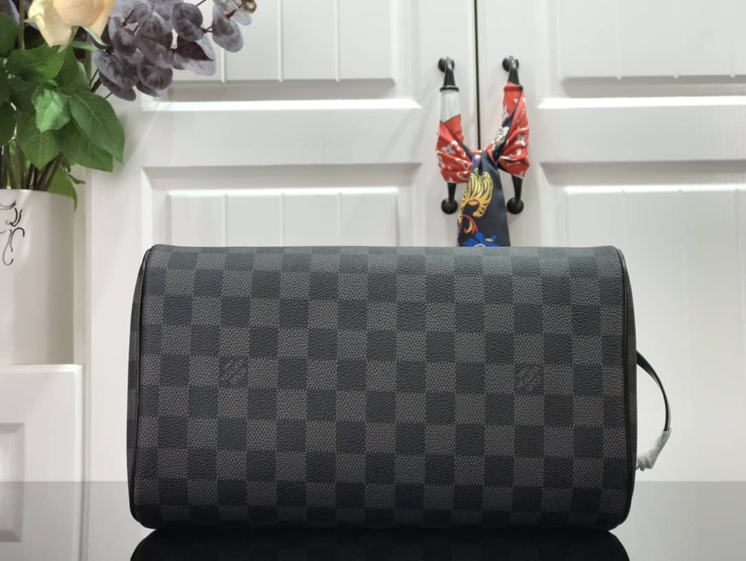 L0vis Vvtt0n King Size Toiletry Bag Replica Black M47528