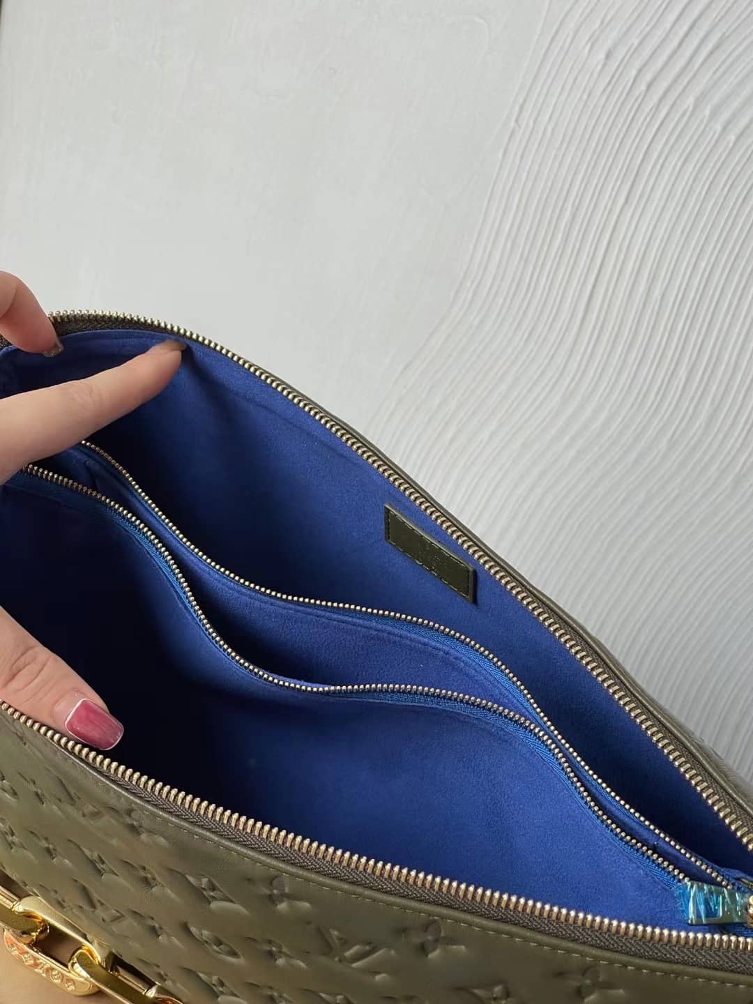 L0vis Vvtt0n Coussin MM Embossed M57782 Replica Shoulder Bag