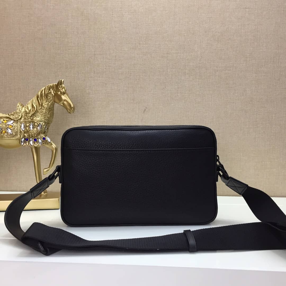 L0vis Vvtt0n Alpha Taurillon Leather Messenger Bag Replica M52767