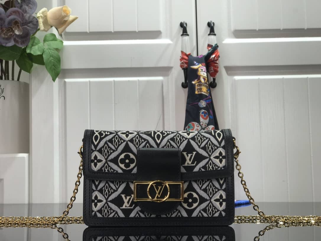 L0vis Vvtt0n Since 1854 Dauphine Chain Replica Wallet Black M69992