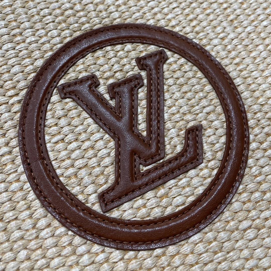 L0vis Vvtt0n Toiletry Pouch on Chain Circle Logo M81366 Replica