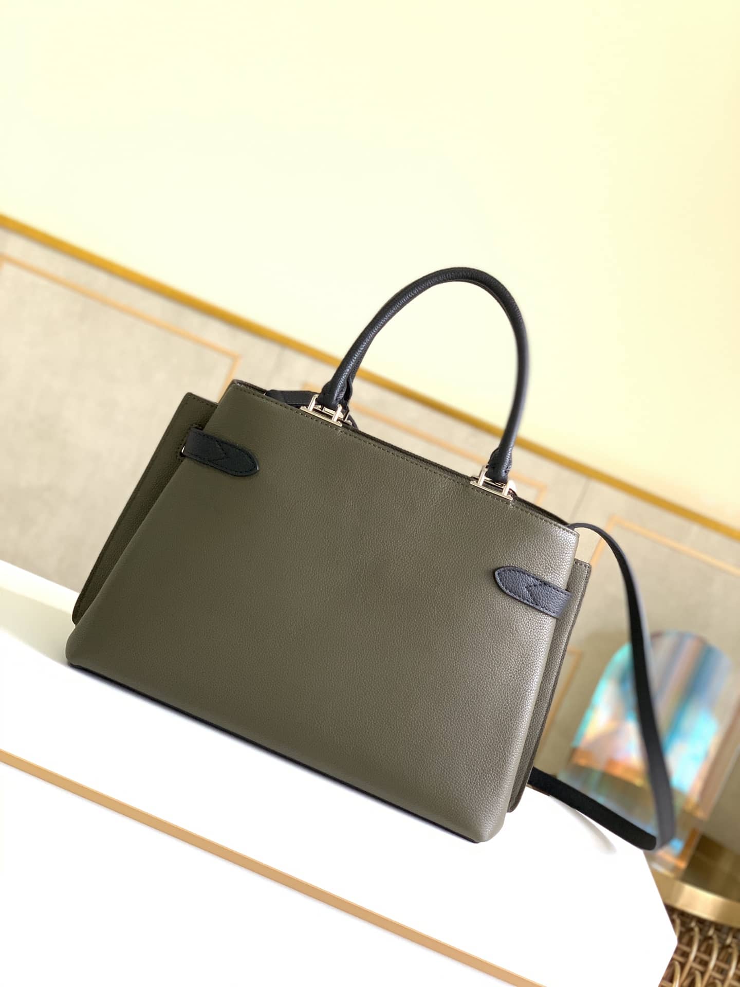 L0vis Vvtt0n Lockme Day Tote Replica Green M53730