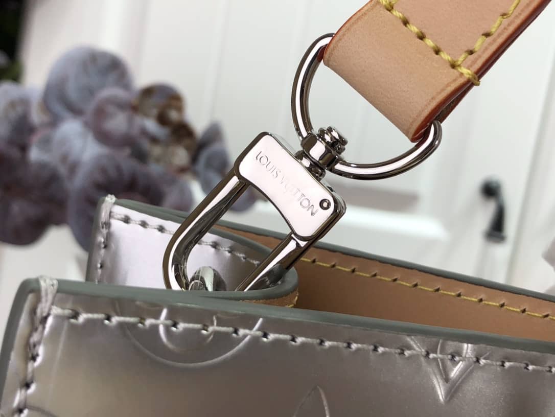 L0vis Vvtt0n Sac Plat Monogram Mirror Coated Shoulder Bag Replica Silver M45884
