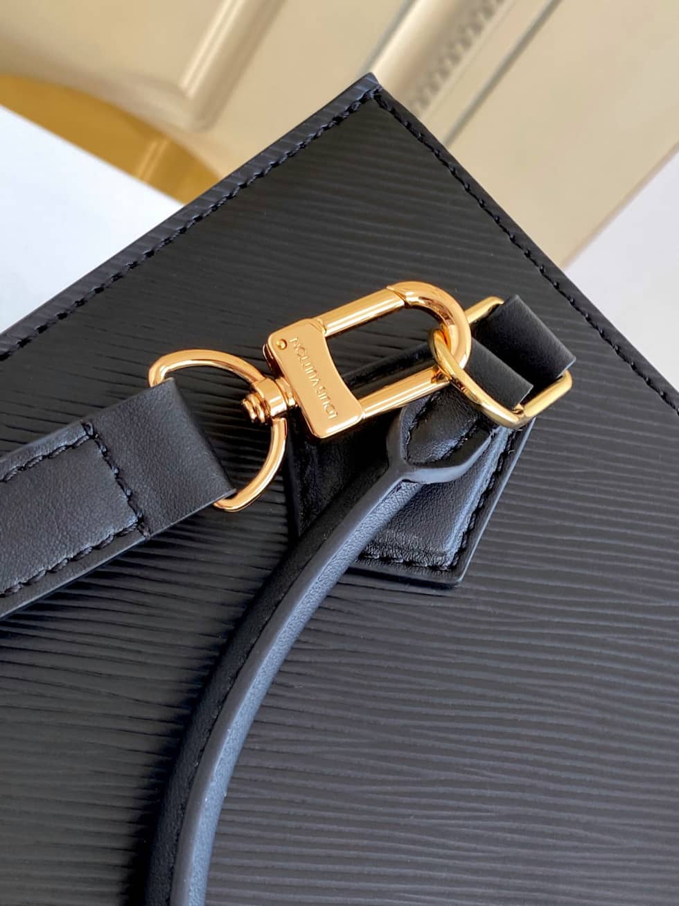 L0vis Vvtt0n Petit Sac Plat Epi Leather Black M69441 Replica Shoulder Bag
