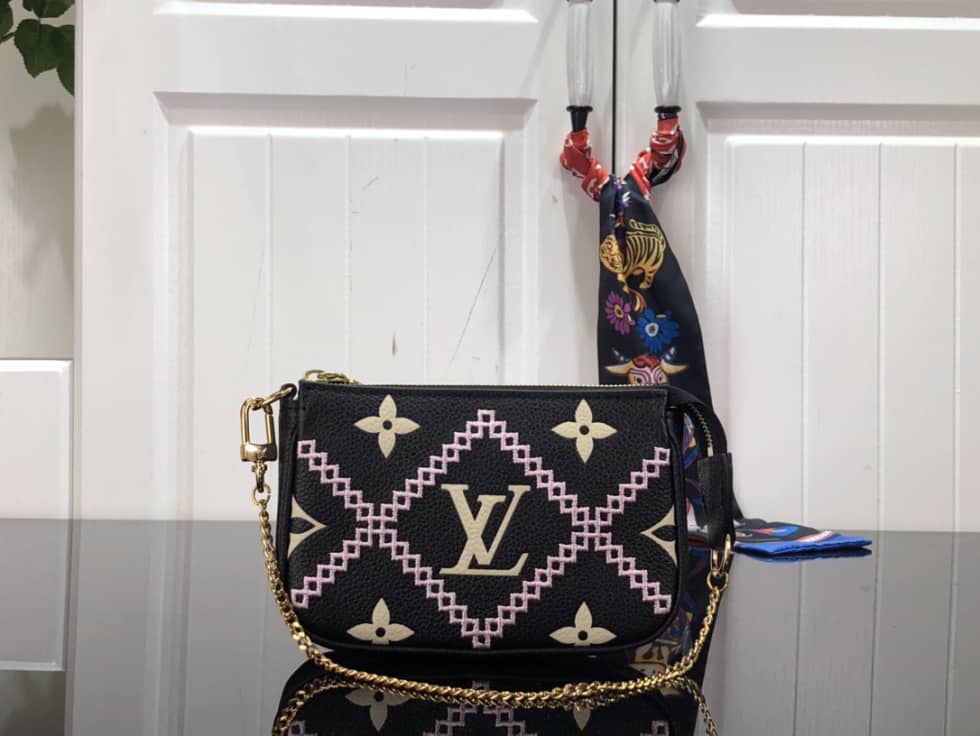 L0vis Vvtt0n Mini Pochette Accessoires Empreinte Broderies Black M81140 Replica
