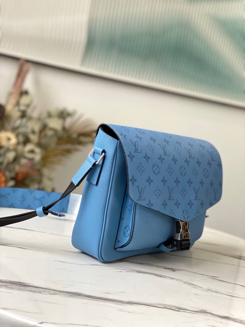 L0vis Vvtt0n Monogram Flap Leather Small Messenger Bag Replica Blue M30745