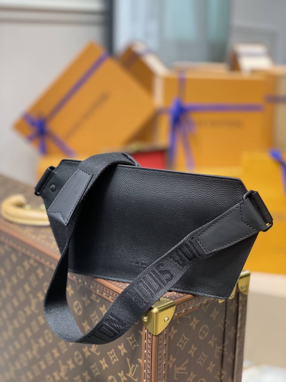 L0vis Vvtt0n Aerogram Slingbag M57081 Replica Shoulder Bag