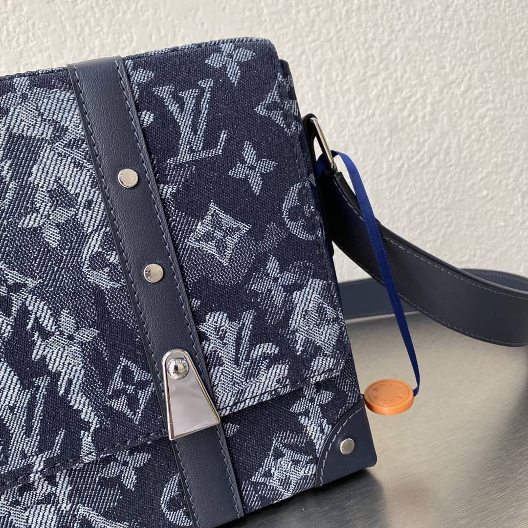 L0vis Vvtt0n Trunk Monogram Messenger Bag Replica Blue M57282