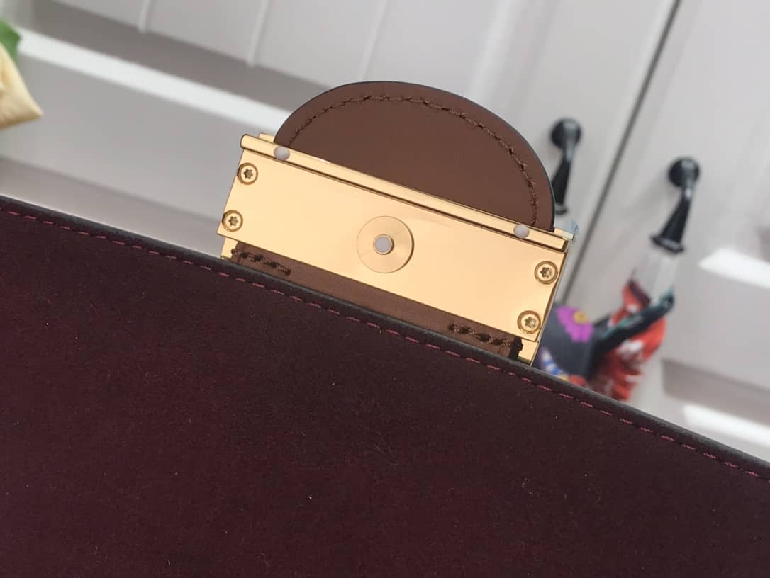 L0vis Vvtt0n Since 1854 Dauphine Chain Replica Wallet Red M69992