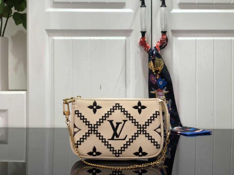 L0vis Vvtt0n Mini Pochette Accessoires Empreinte Broderies Beige M81140 Replica