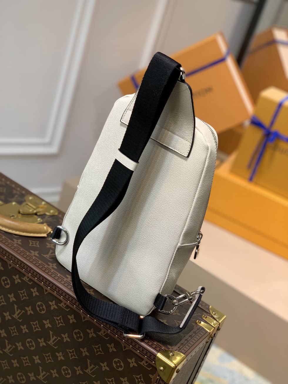 Best Replica L0vis Vvtt0n Taiga Avenue Sling Bag M30803 Replica Shoulder Bag(ColaReps)