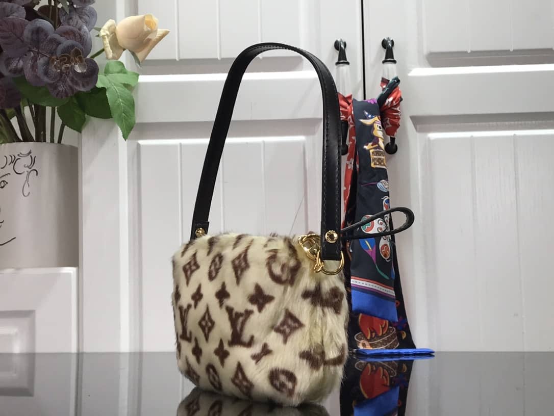 L0vis Vvtt0n Mink Monogram Vision Milla PM Pochette