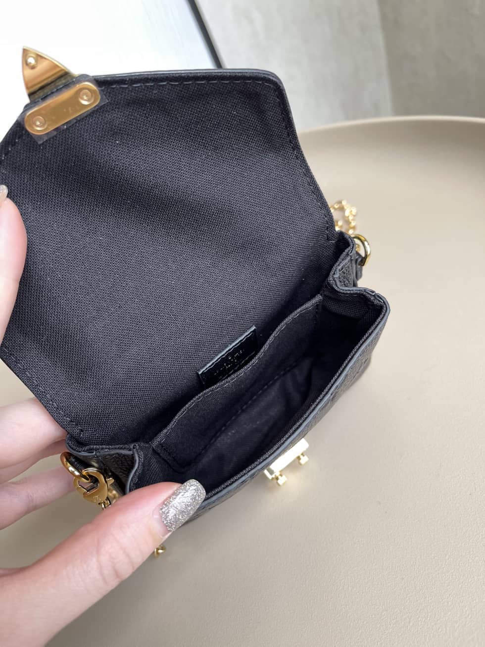 L0vis Vvtt0n Micro Métis Monogram Empreinte Leather 2WAY Chain M81389 Replica Crossbody Bag