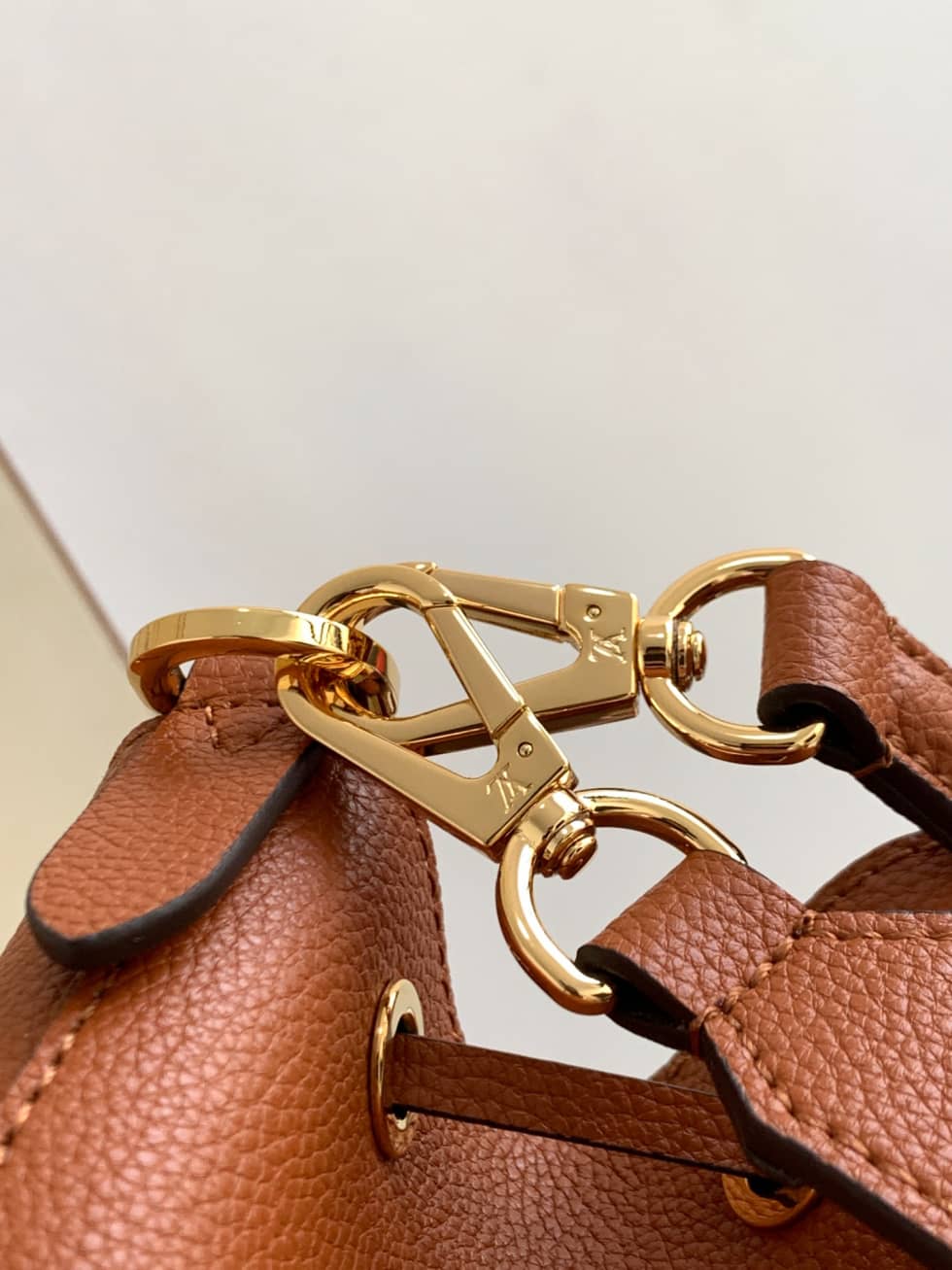 L0vis Vvtt0n Lockme Grained Calf Leather Brown M57689 Replica Bucket Bag