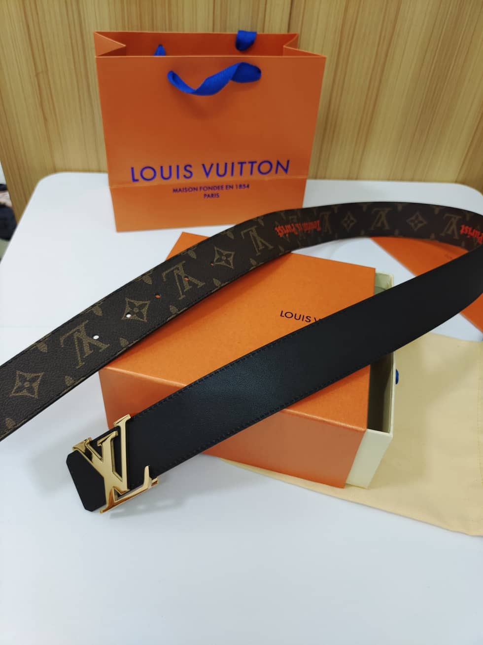 L0vis Vvtt0n Belt Copy Online