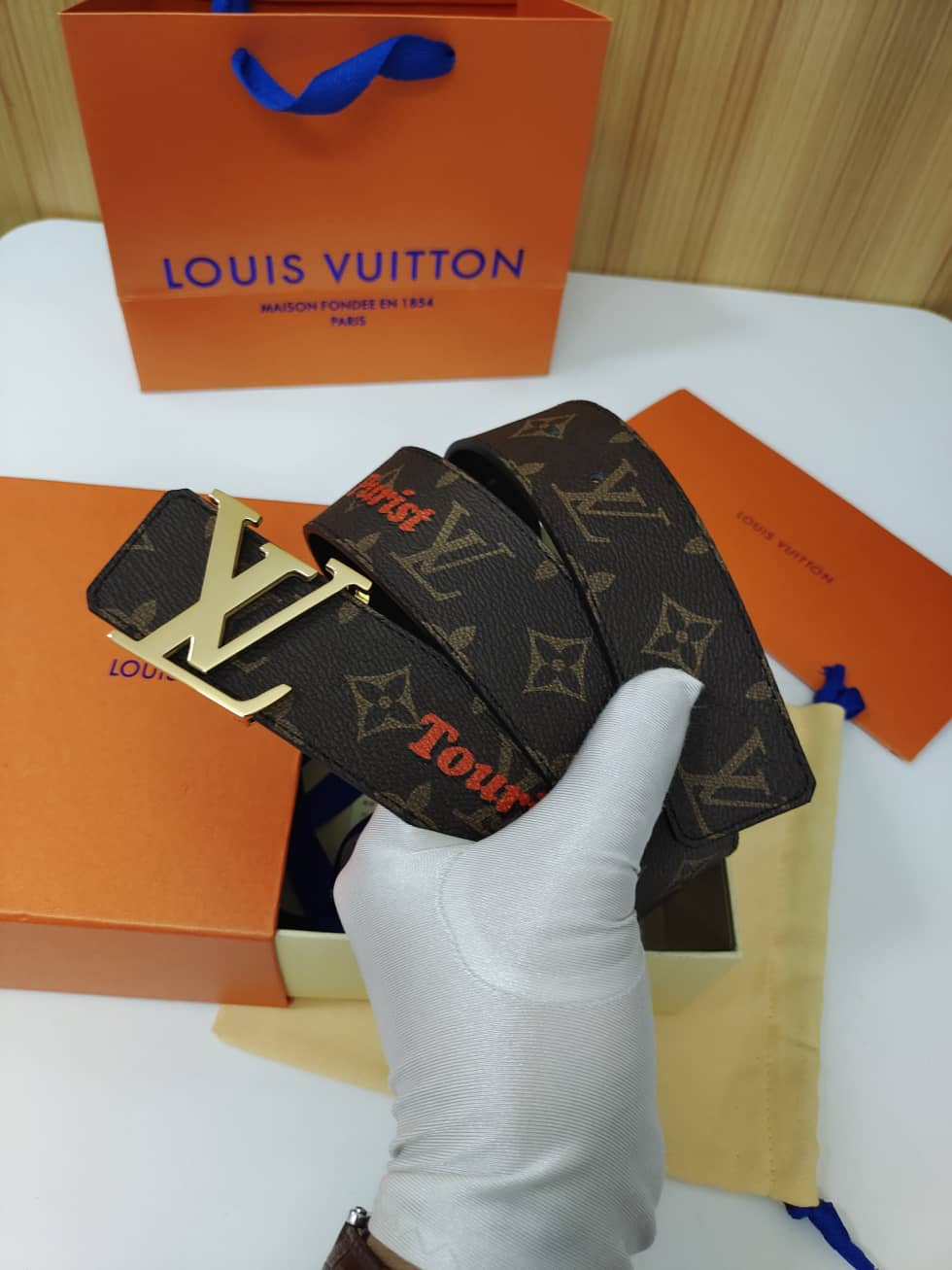 L0vis Vvtt0n Belt Copy Online