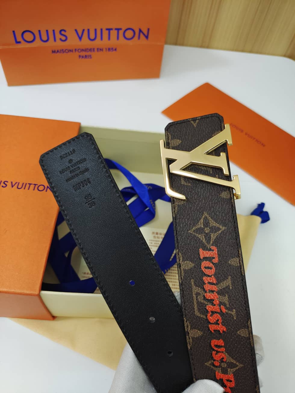 L0vis Vvtt0n Belt Copy Online