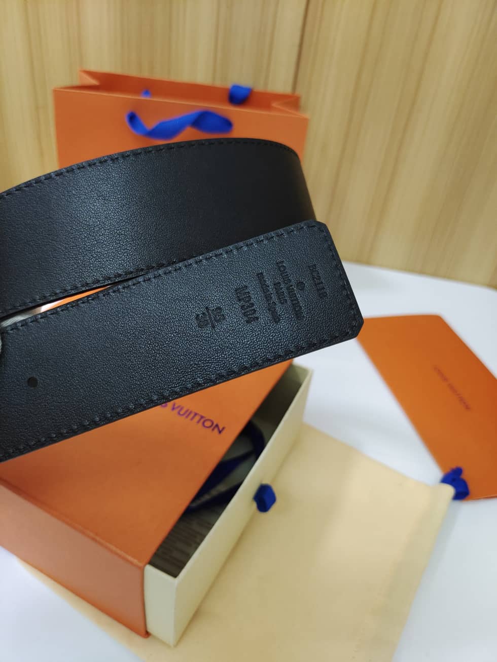 L0vis Vvtt0n Belt Copy Online