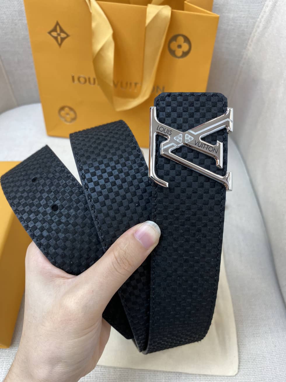 L0vis Vvtt0n Belt Copy Online