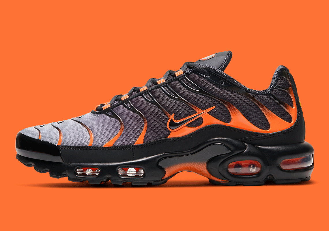 Air Max Plus  Black Total Orange  D7111-002