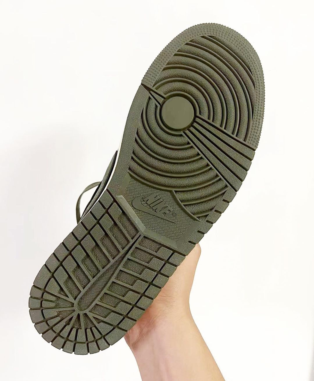 Travis Scott x Wmns Air Jordan 1 Low OG  Olive  DZ4137-106