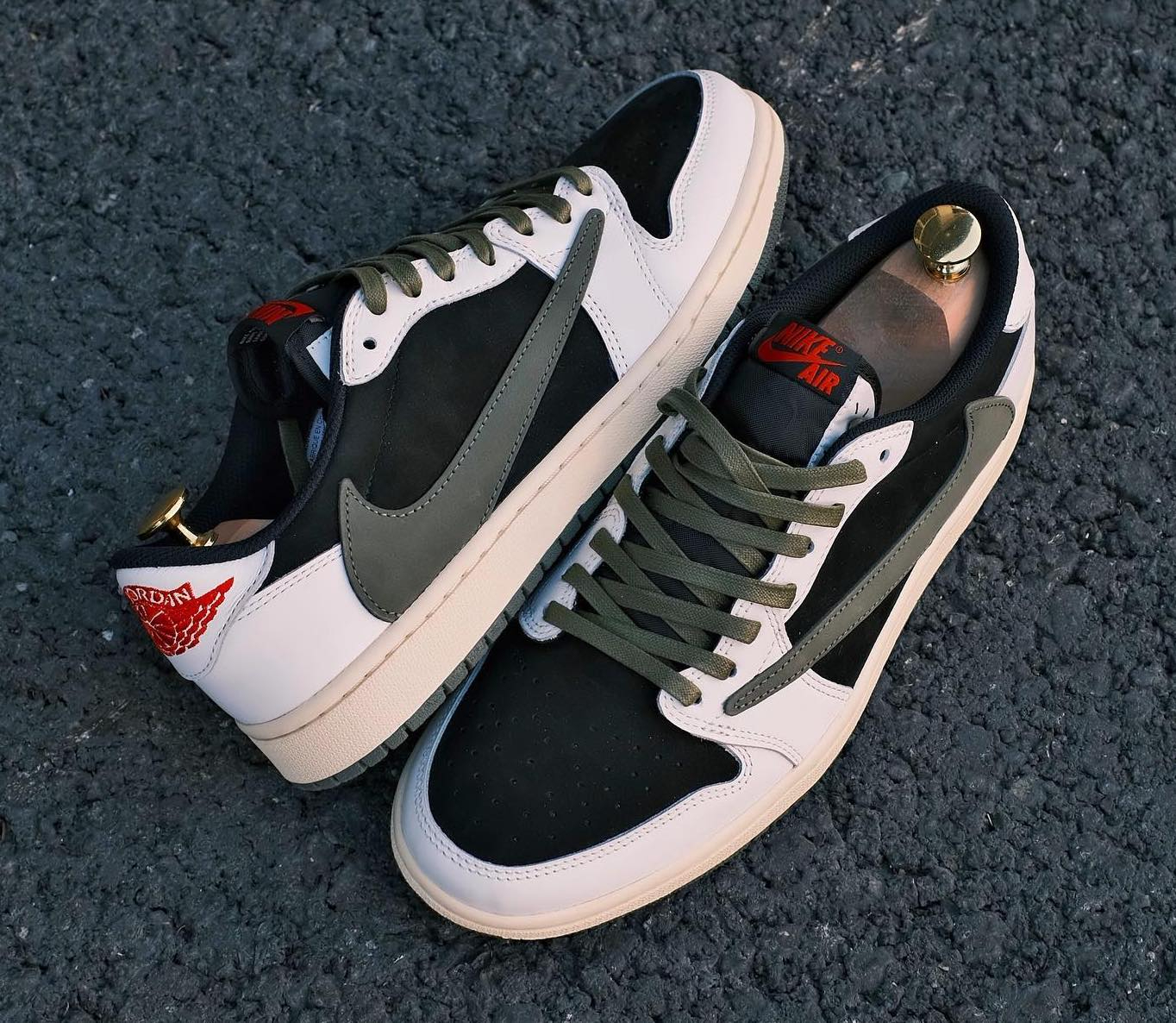 Travis Scott x Wmns Air Jordan 1 Low OG  Olive  DZ4137-106