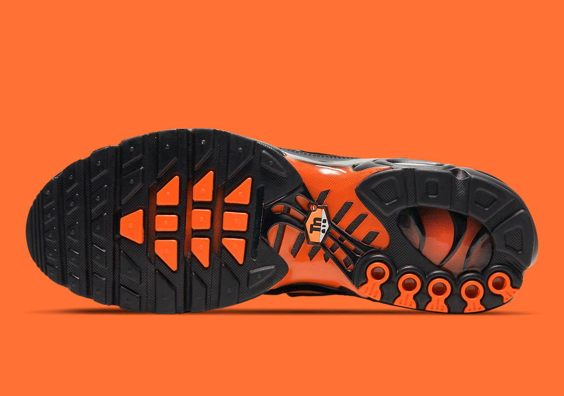 Air Max Plus  Black Total Orange  D7111-002