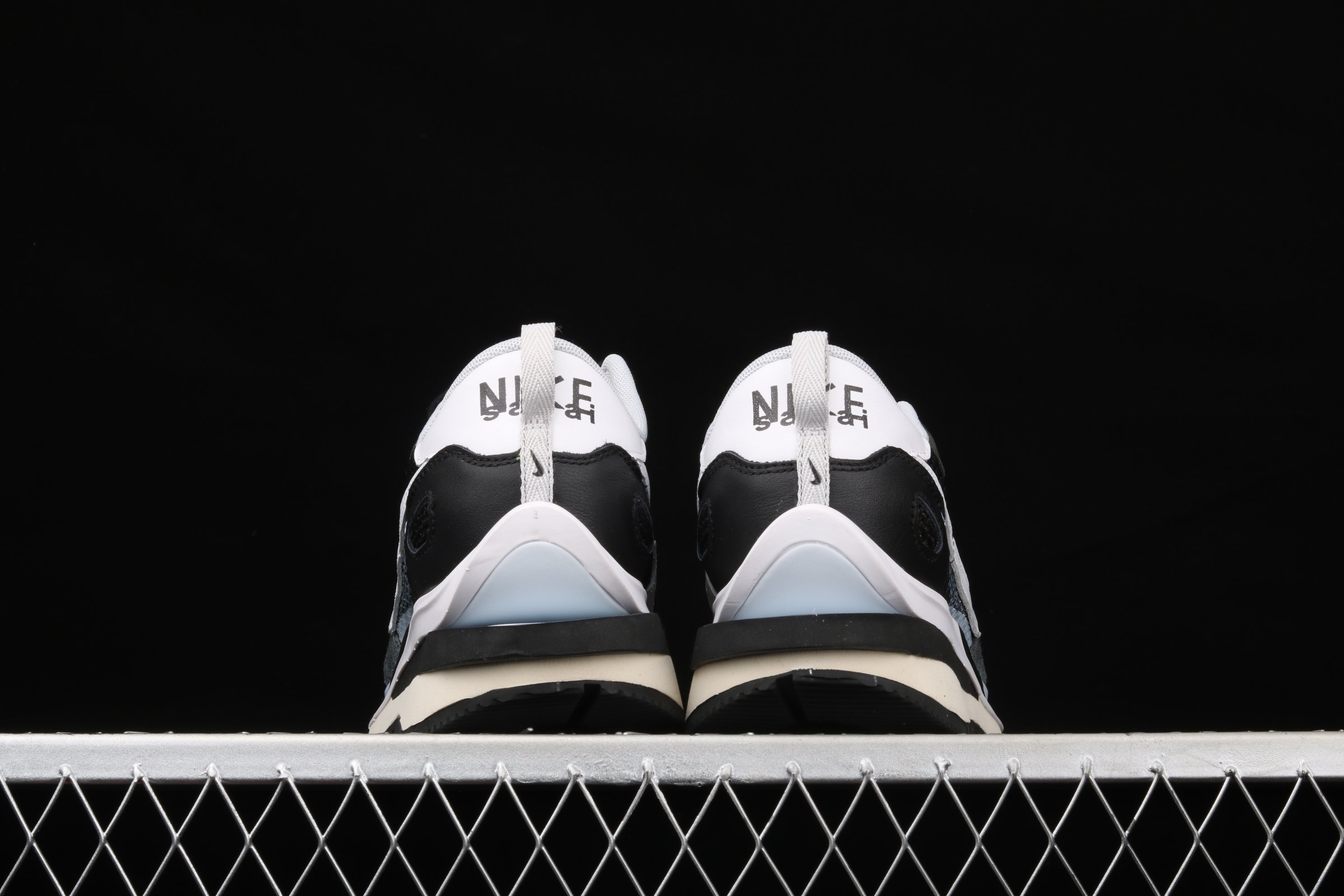Nike Vaporwaffle, Sacai Black White
