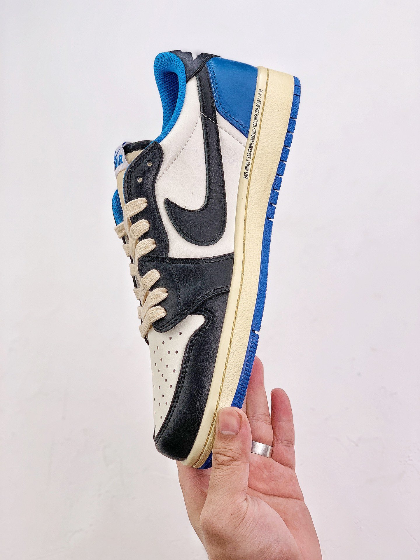 Jordan 1 Low fragment design x Travis Scott extended size