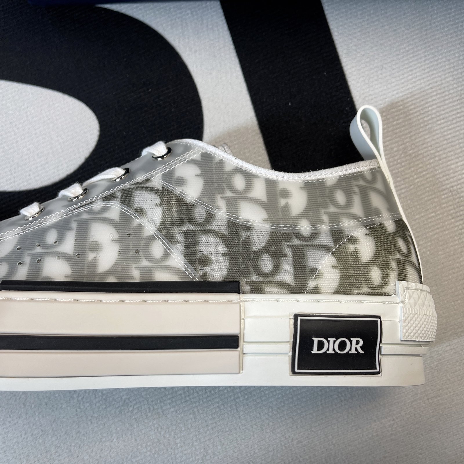 D10r B23 High Top Sneaker 11