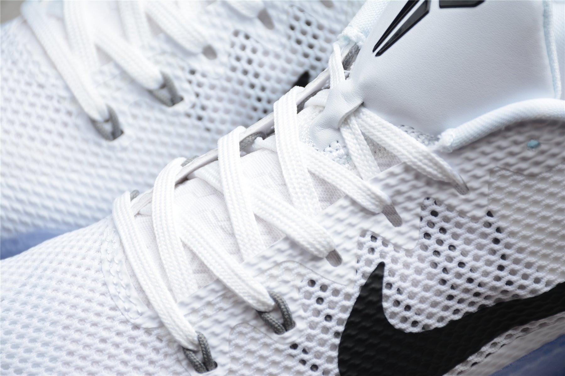 NIKE KOBE 11 x TEAM BANK WHITE