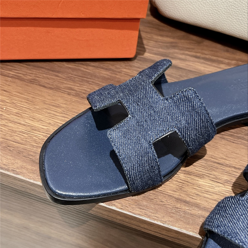 H**me5 H buckle slippers