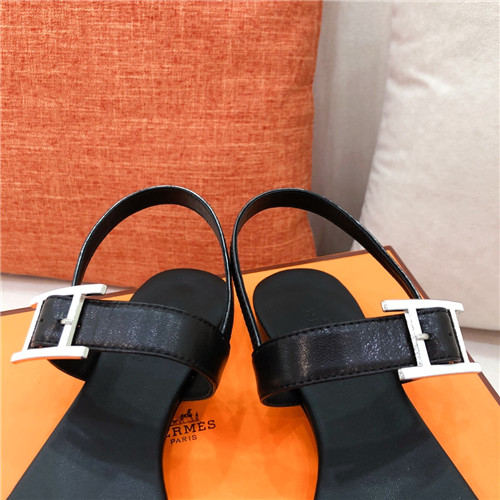 H**me5 flat sandals